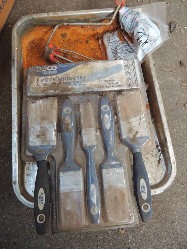 lot 577 image: Box of various painting supplies-Rollers, brushes, mask tape, much more