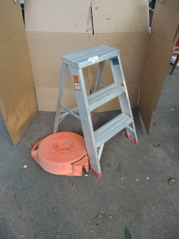 lot 578 image: 3 step Aluminum ladder plus extension cord with roller