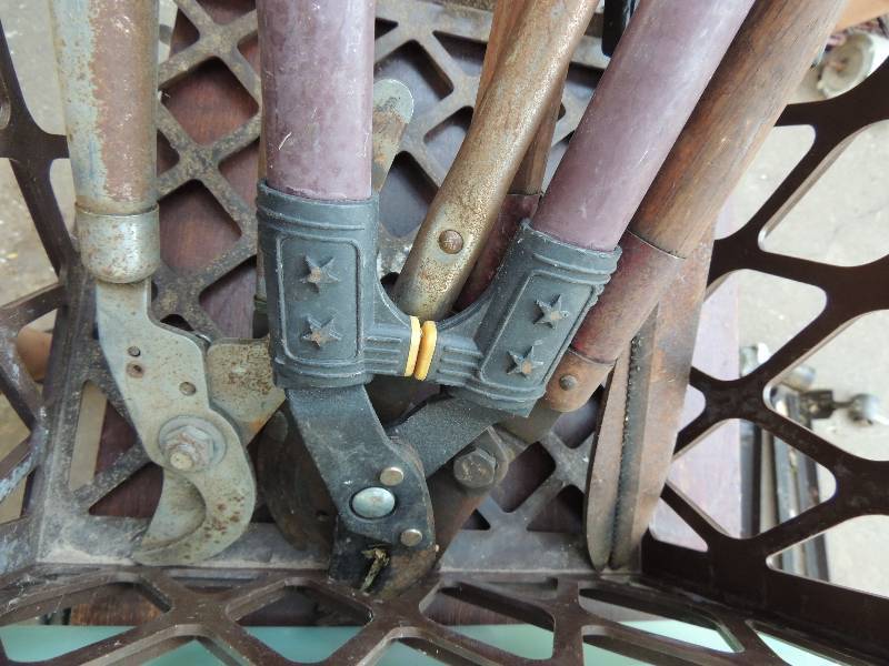 lot 582 image: Brown milk crate containing hand tree trimmers