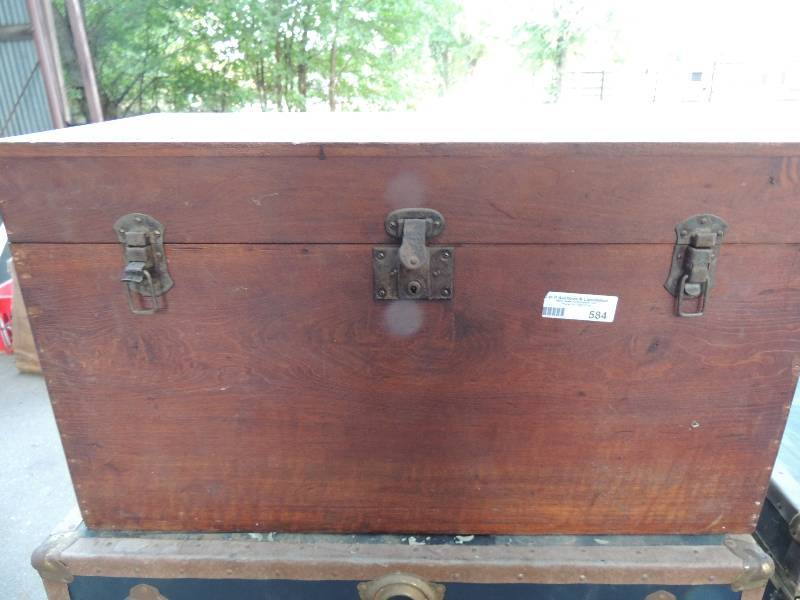 lot 584 image: Brown chesttrunk