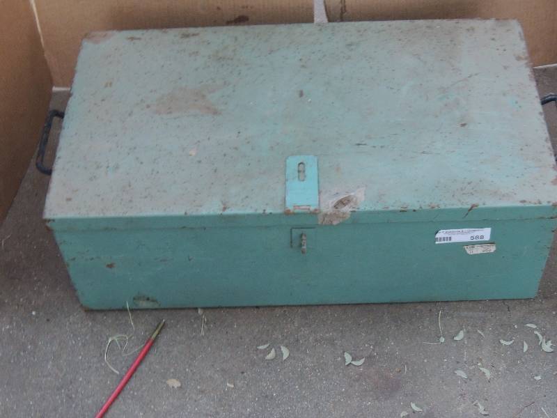 lot 588 image: Green metal tool chest