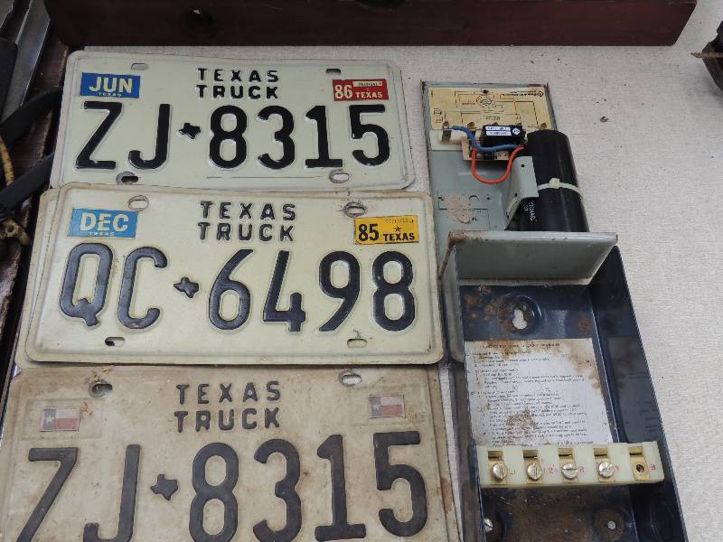 lot 620 image: Level Franklin Electric switch Control Box and 5 Texas License plates