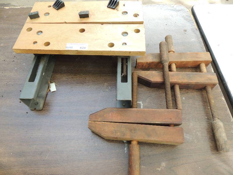 lot 624 image: VINTAGE WOOD CLAMPS - HAND CRANK - QTY 2,  B & D WORK MATE
