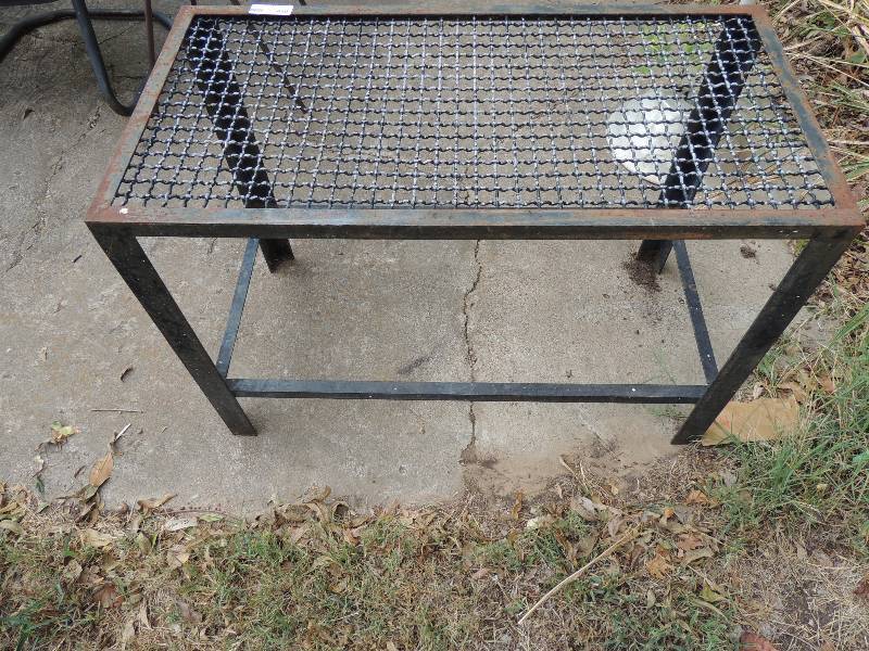 lot 630 image: METAL FRAME -MESH TOP TABLE  - 25 X 18 X 36