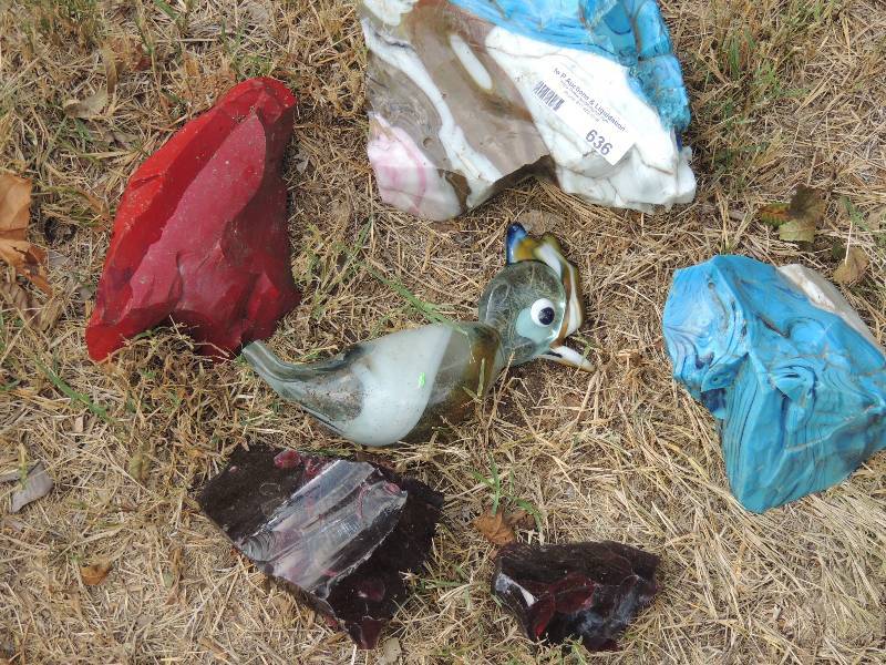 lot 636 image: GLASS  STONE - MULTI COLOR - BLUECREAMBROWN  12X6 & 8X6 RED - 8    DARK RED - X3, 3X3 GLASS BIRD - 8GREEN -