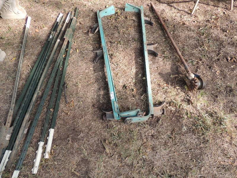 lot 646 image: T POST X 8, VEHICLE ROOF RACK, EDGER