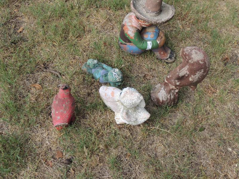 lot 648 image: YARD ART - ROBIN, FROG, DOLPHIN, SIESTA TIME