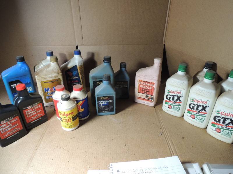 lot 538 image: 18 Bottles of Motor oil and 2 cycle oil. Various brands