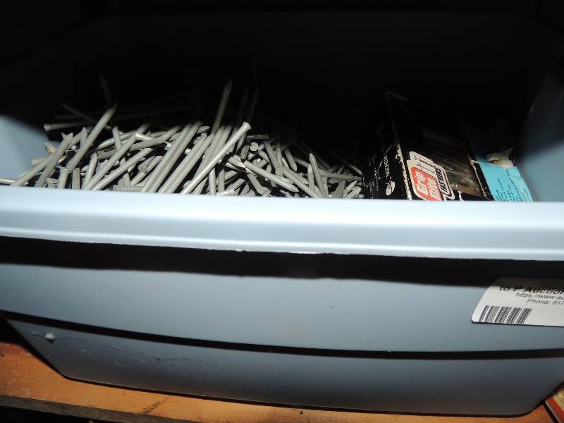 lot 547 image: Blue tub of roofing nails  2 Z-ROCK MINI Chips