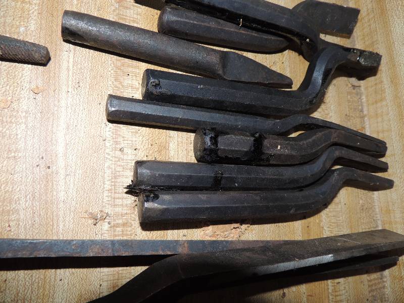 lot 554 image: 12 varied hook chisels