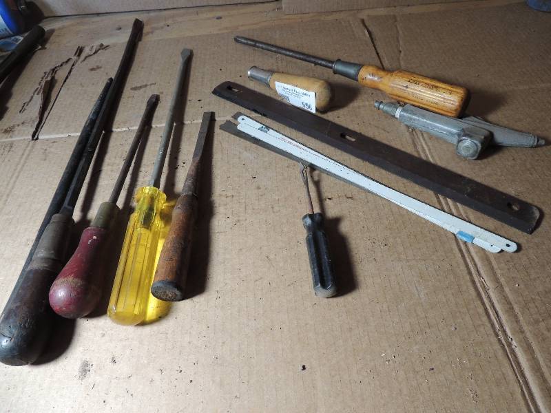 lot 556 image: Large Phillips and Flat head screw drivers