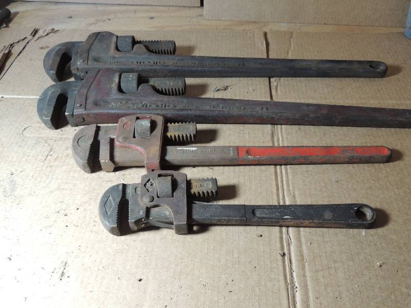 lot 559 image: 5 various size pipe wrenches