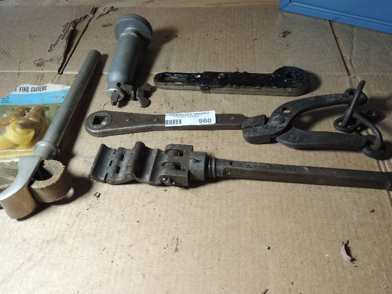 lot 560 image: RACHET STRAP, GRAVITY PLIERS, AND MORE