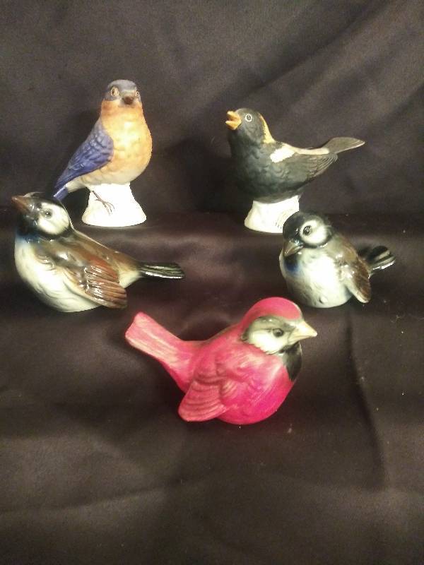 lot 71 image: Goebal Birds- Bluebird, Sparrow, set of 5 birds