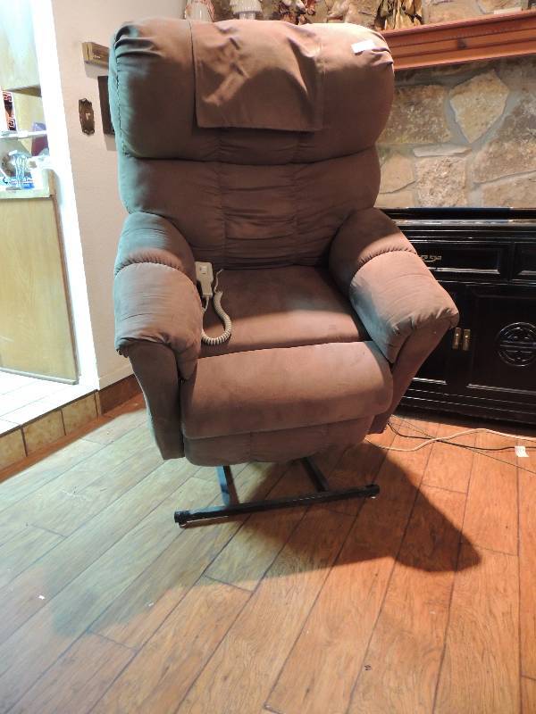 lot 231 image: Lift Chair. Tan color  has some ink pen marks on it but works GREAT