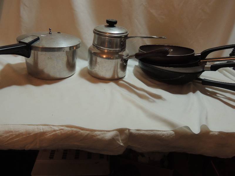 lot 155 image: Cookware- Pressure cooker (missing WEIGHT for top) . Para mount 4 skillet