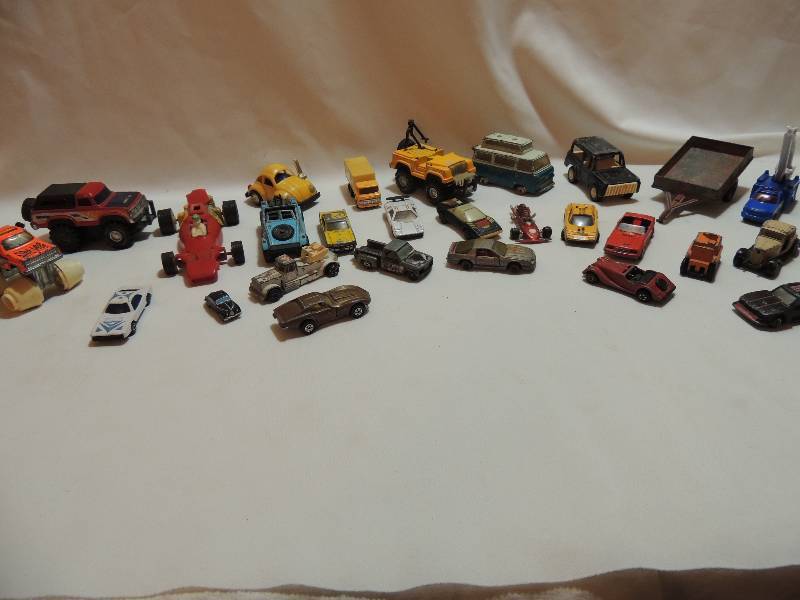 lot 160 image: Lot of Matchbox and Hot wheels cars