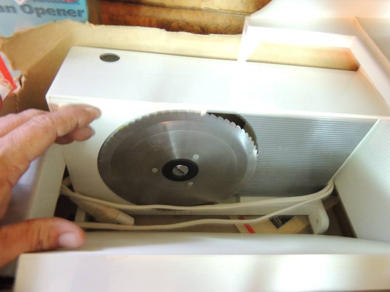 lot 142 image: Electric Meat slicer and a can opener