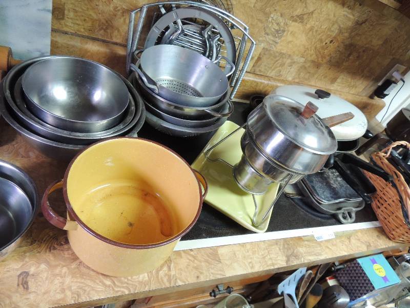 lot 139 image: Beige porcelain on enamel stock pot, several mixing bowls, skillet, fondue pot, colander, stove top griddle