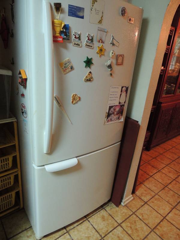 lot 136 image: LG refrigerator model LRBC205. Works well. Clean with freezer on the bottom