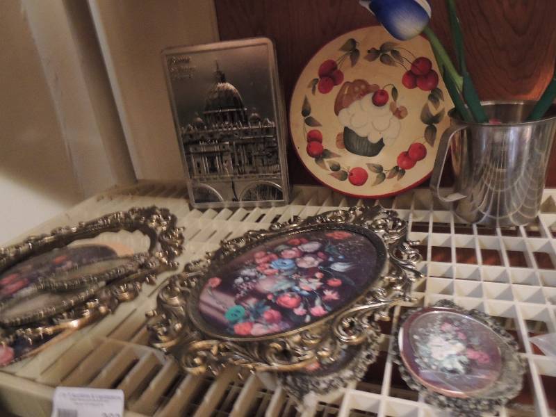 lot 262 image: Framed floral prints x 3 IN OVAL FRAMES, ONE ISNT IN FRAME