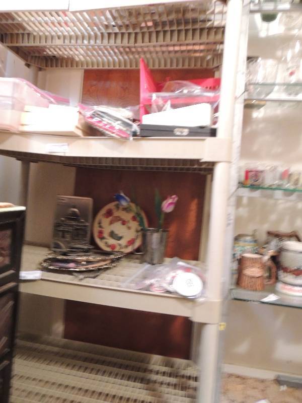 lot 264 image: Plastic shelving unit with 4 shelves