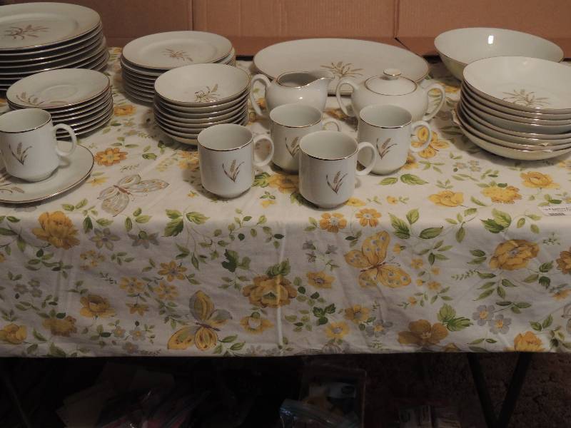 lot 274 image: Fine china warrented- cups, saucers, plates, bowls, dessert plates, serve for 8 plus serving bowl total 42 pieces