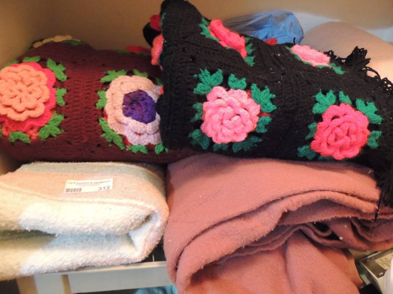 lot 312 image: Blanket and afghans all sizes