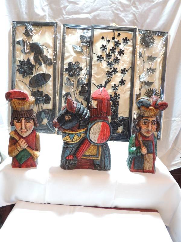 lot 514 image: Horseman Queen & King set wood 3 pieces in box FIQURES -10,   plus 4 metal wall panels  Floral new 20 X 8