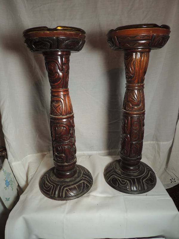 lot 517 image: Carved ashtray stand Mayan inlay  with amber ashtrays HT 23  D-8  QTY 2