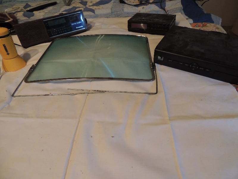 lot 321 image: Panasonic Radio, realistic clock radio and magnifier screen