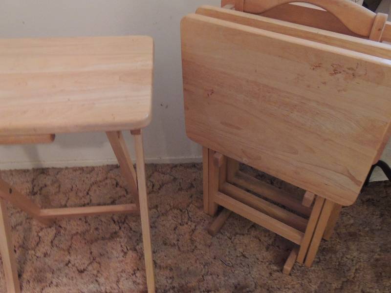 lot 328 image: Wooden TV trays qty 3 and tray stand several placemats