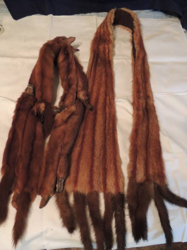 lot 332 image: Fox Stole Has 5 Fox tails  Dark pelt stole 5 tails per end consists of 6 pelts  70 LENGTH