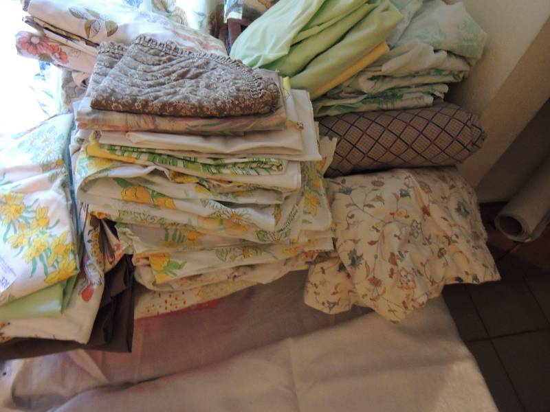 lot 326 image: Linens- LARGE lot