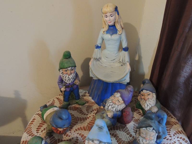 lot 285 image: Rose Red and 7 dwarfs ceramic. Rose red is 22tall and all dwarfs are 9-12 tall
