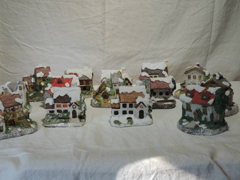 lot 422 image: Christmas Village houses 4 12 x  3  12 quantity 14