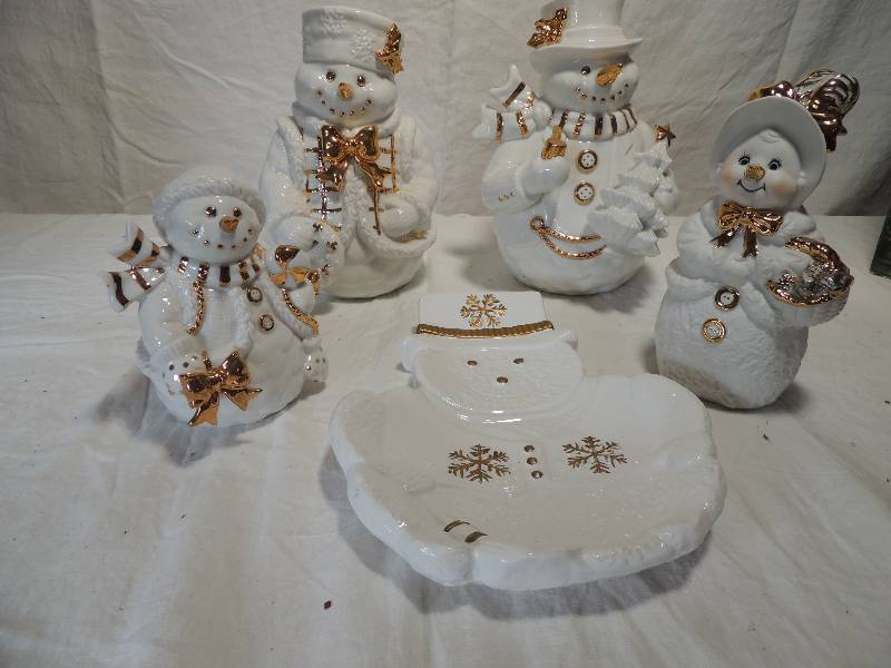 lot 427 image: Transitions (white with gold trim)-3 piece snowman family hand painted glass snowman on wood base 20