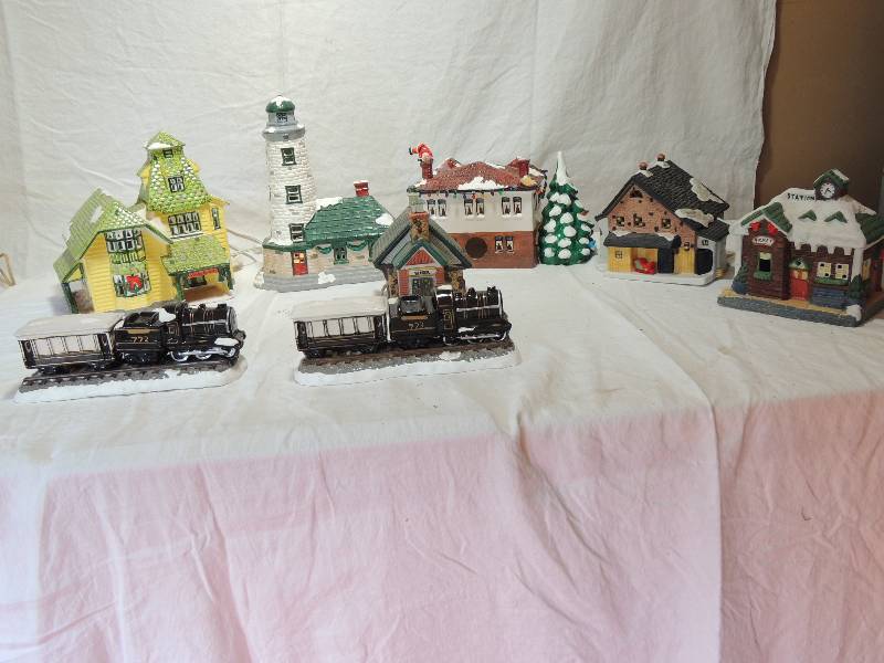 lot 447 image: CHRISTMAS BUILDINGS & TRAIN