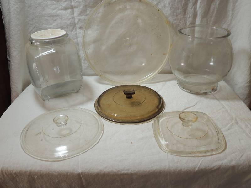 lot 466 image: Glass fish bowl, glass cookie jar and glass lids