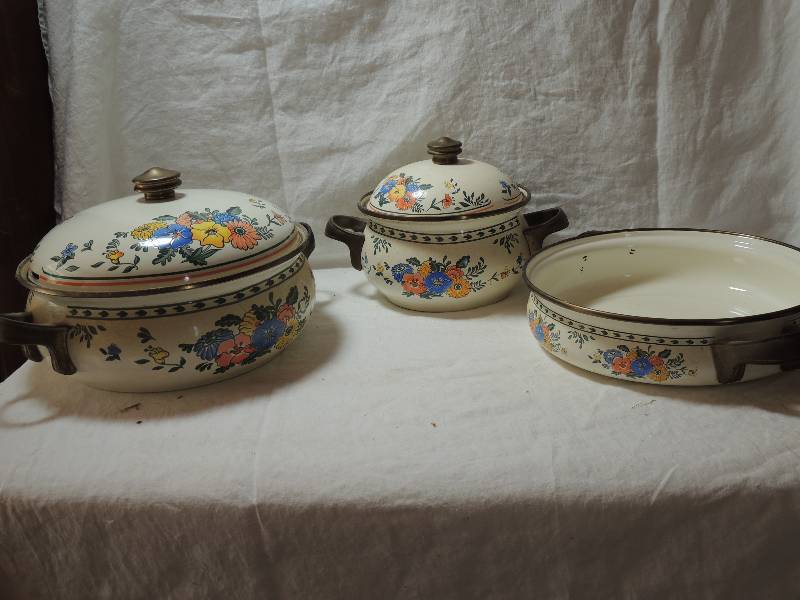 lot 467 image: M. Kamenstein Inc. Cookware -  Saucepan with lid 1  12 qt., 3 qt. roaster and2 qt. roaster 1 lid
