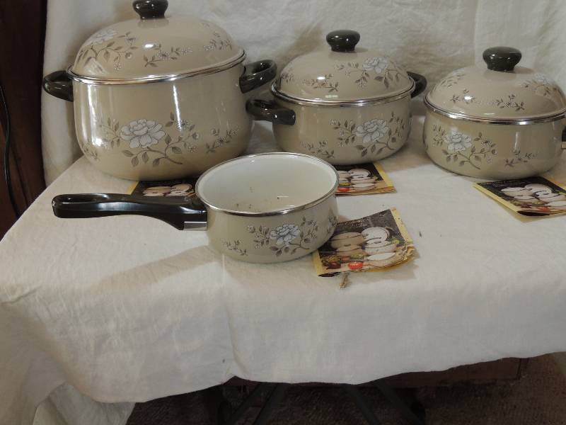 lot 472 image: Southampton collection- 1 qt. Saut pan, 2  12 qty saucepan , 3 qt. covered casserole, 7 qt. stewpot with lid (NEW)