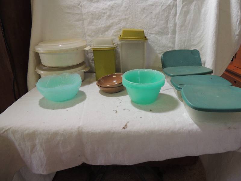 lot 474 image: Vintage Tupperware- square x 2 and sterilite covered bowls