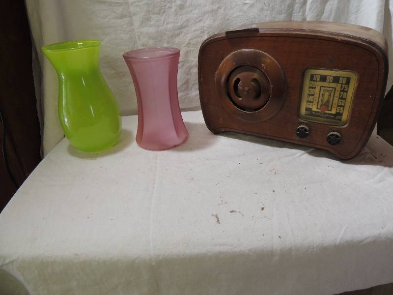lot 484 image: Vintage Radio  - Emerson Radio & Phono Corp. and   2 Vases