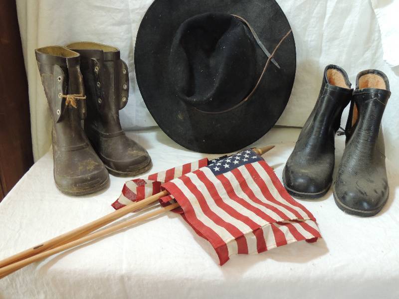 lot 488 image: Rock Mount Ranch Wear Black felt hat,   size 2 rubber boots