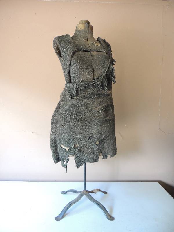 lot 494 image: Vintage dress form, ACME miracle stretch Dress form size B   Fabric worn on metal base