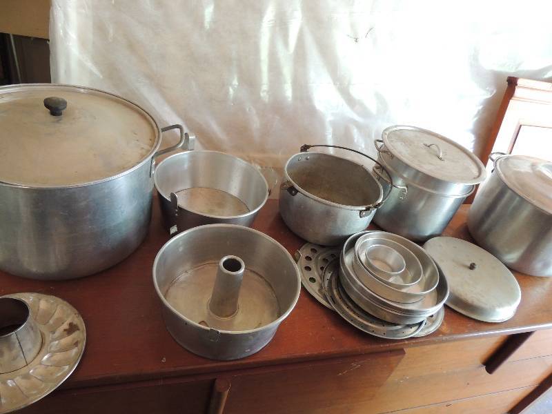 lot 463 image: Stock Pots aluminum with lids 6 qt. with strainer, Cake pans Mirro 9 x 2,  6, 4 Walker Ware Stock pot 1416 qt. with lid   2 angel food cake pans