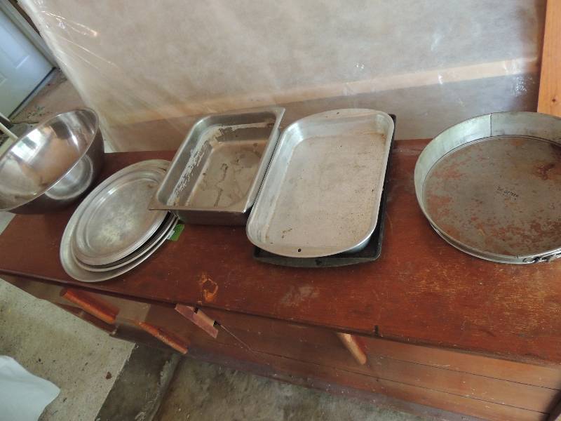 lot 469 image: Dr. Oetker -12 Torte Pan, Cake pan 9x13, Pizza pan x 2 Cookie sheet Large mixing bowl 16 8 deep