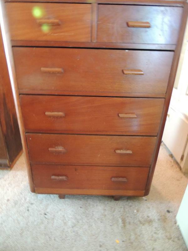lot 498 image: Vintage Chest of drawers 6 drawers 34W 18D 50 H   Side has crack
