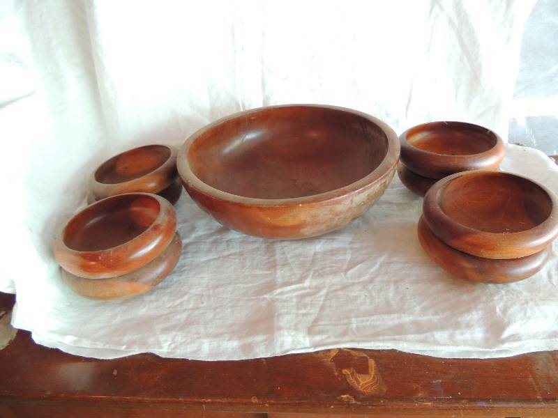 lot 519 image: Teak bowls - 1 salad bowl  and 8 serving bowls