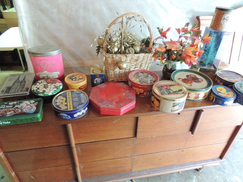 lot 420 image: Floral arrangement in basket , 5 in painted crock 6 , tins x 12 plus LED Christmas tree